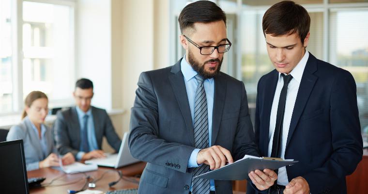 Descuentos comerciales condicionados configuran un gasto financiero sujeto a las reglas de deducibilidad del artículo 107 del estatuto tributario.